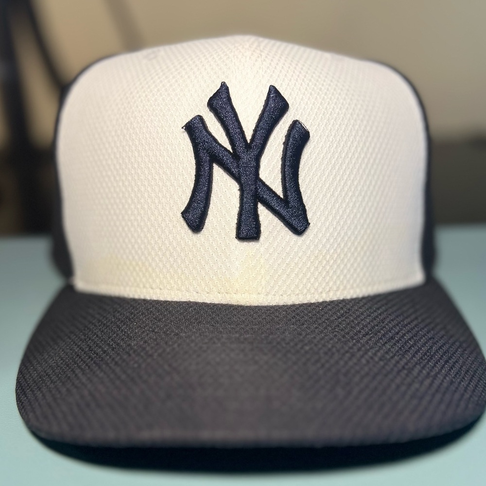 MLB Yankees New Era 5950 Size 7-3/4 Hat.
Pet Free/Smoke free home. No Flaws.
